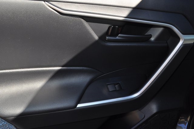 2020 Toyota RAV4 LE photo 19