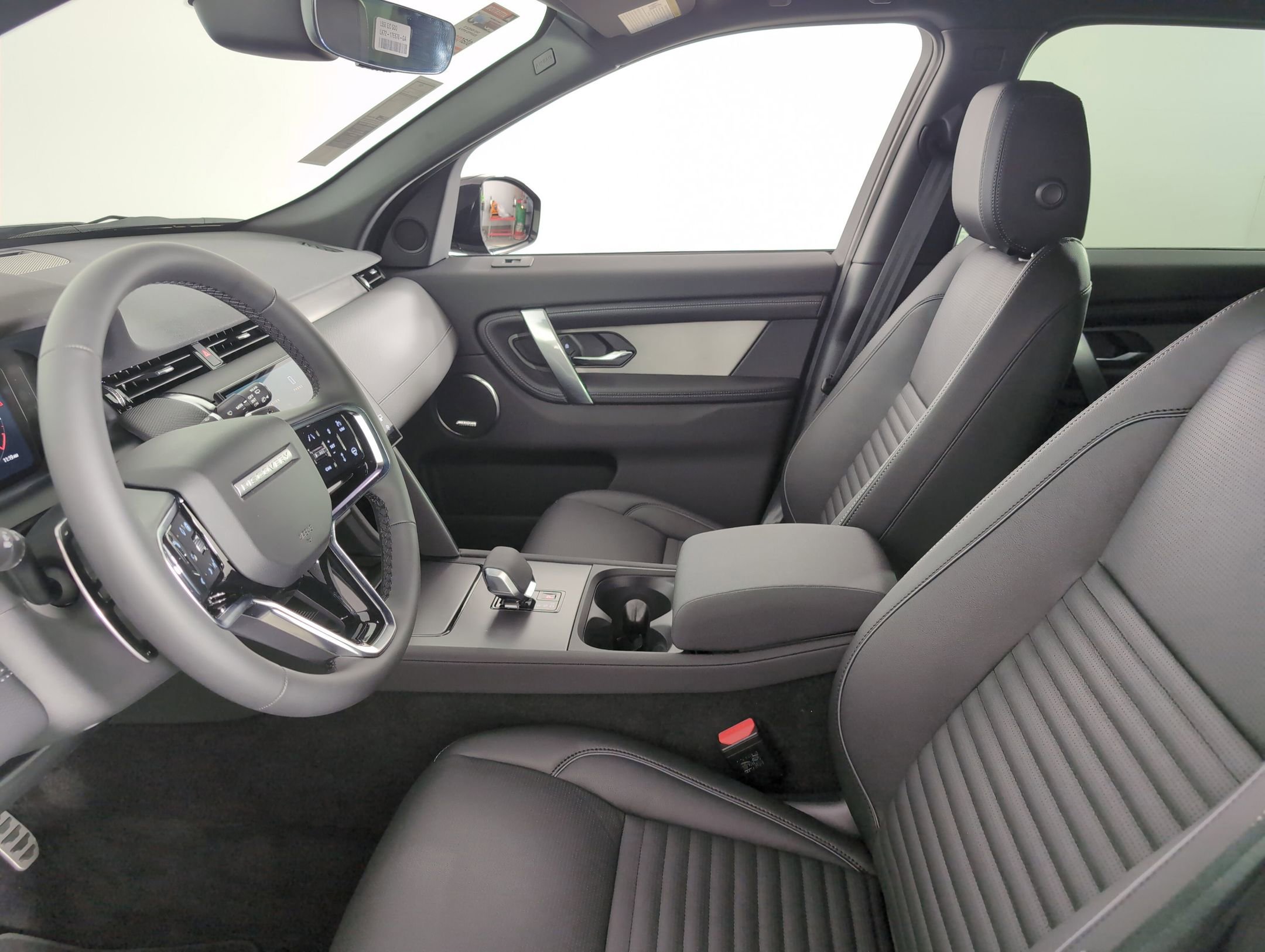2025 Land Rover Discovery Sport Dynamic SE photo 4