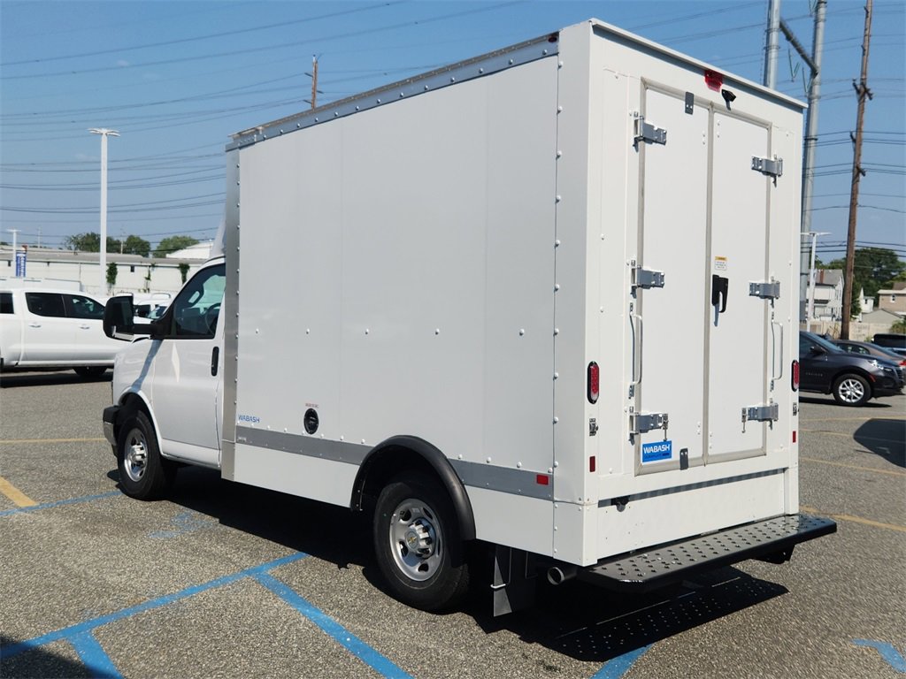 2025 Chevrolet Express Cutaway 3500 photo 3