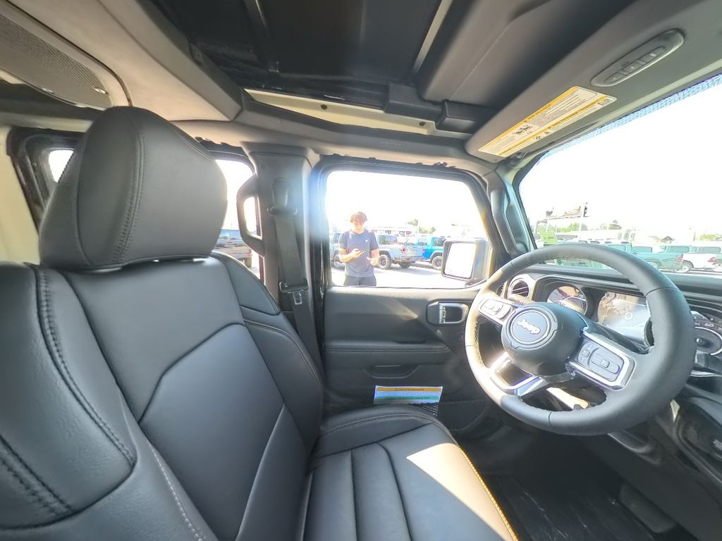 2025 Jeep Wrangler Sahara photo 27