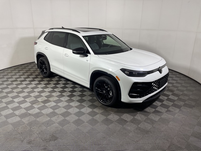 2025 Volkswagen Tiguan SE R-LINE BLACK's photo