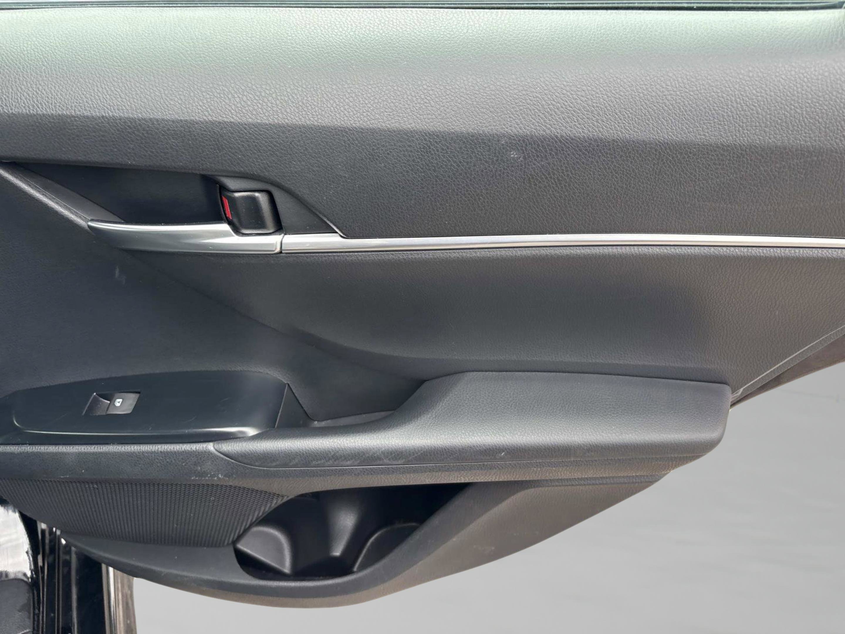 2019 Toyota Camry SE photo 17
