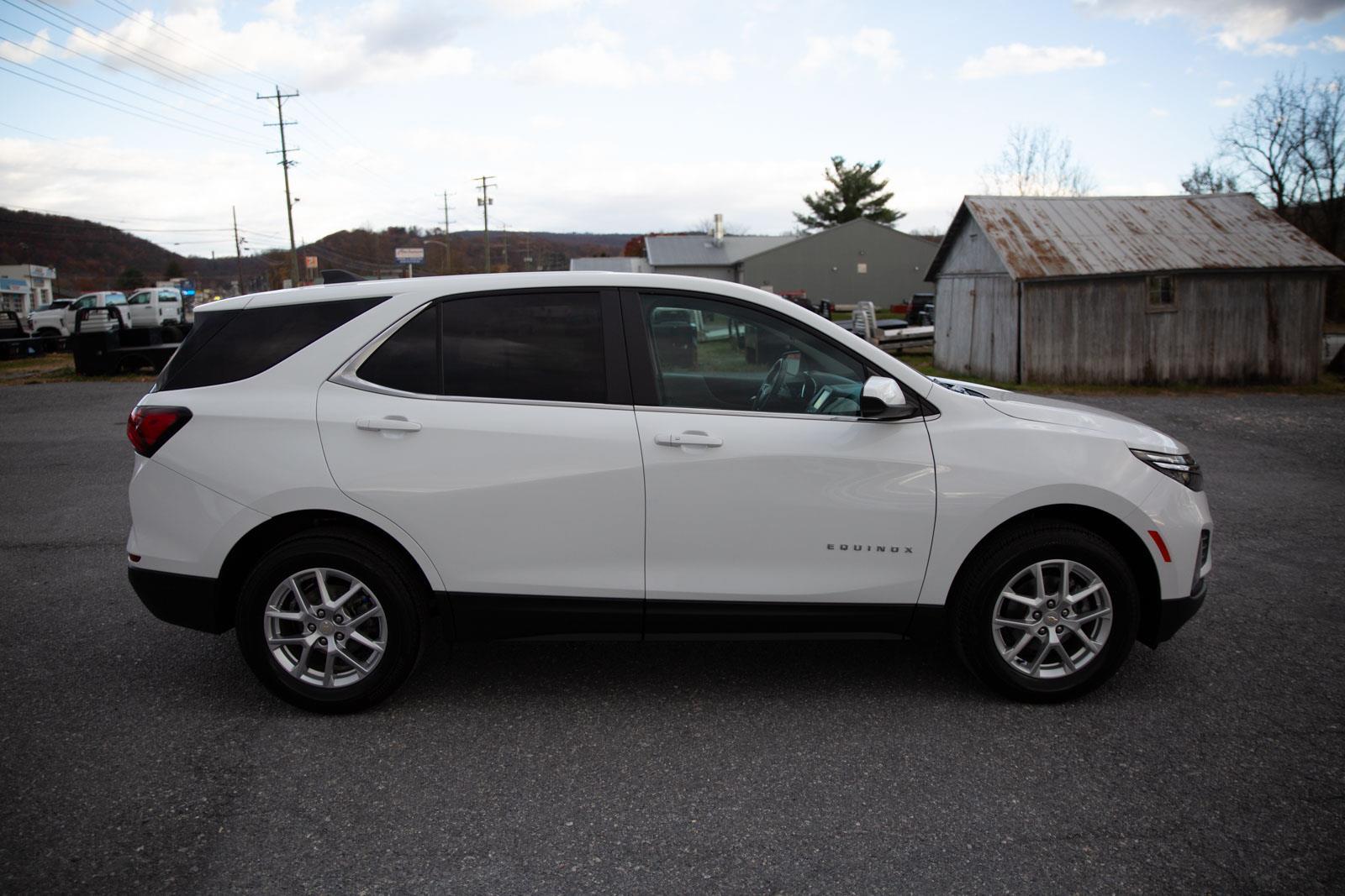 2023 Chevrolet Equinox LT photo 2