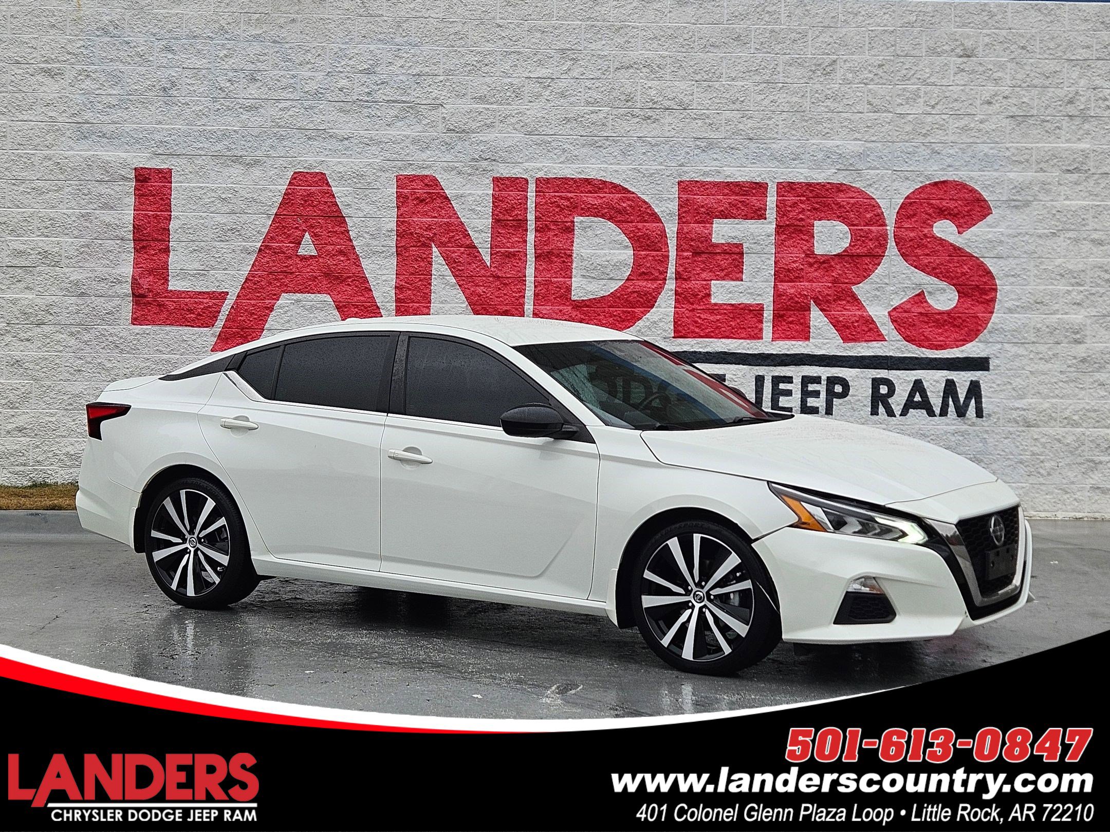 2022 Nissan Altima SR's photo