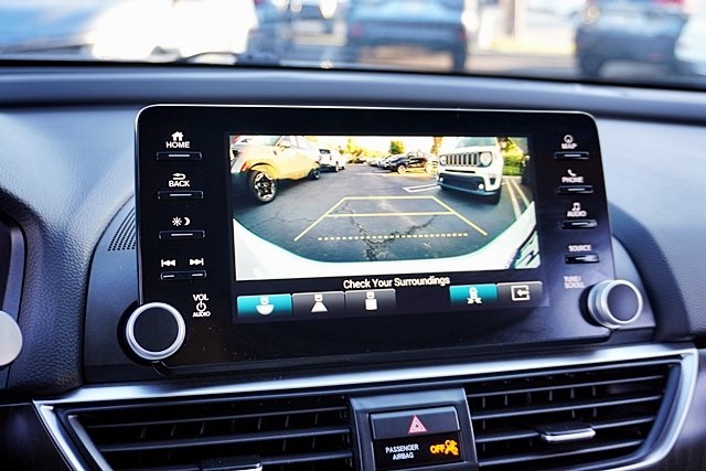 Used 2018  Honda Touring image 27