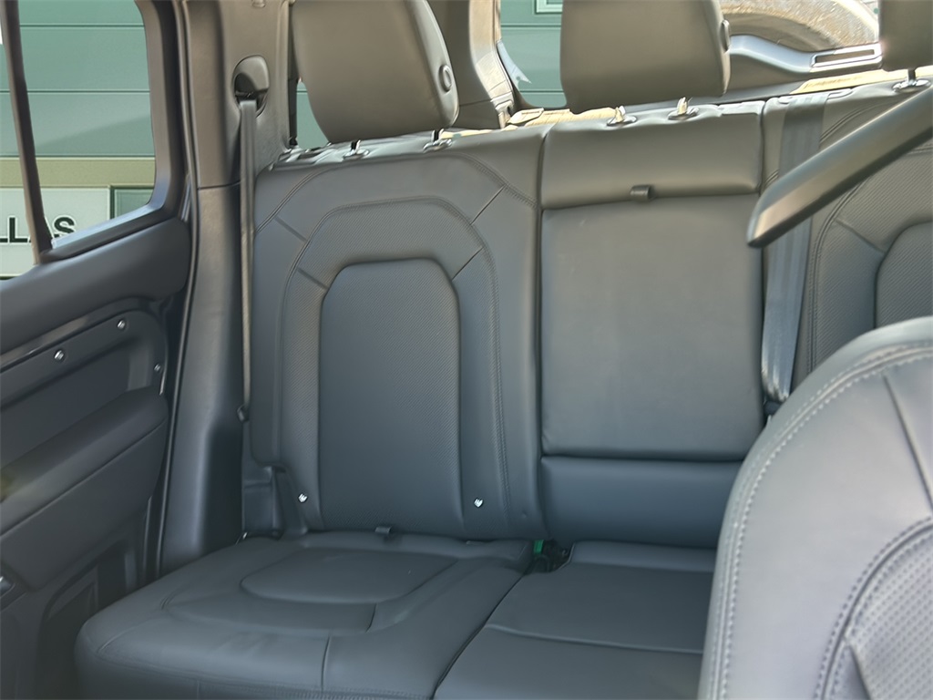 2025 Land Rover Defender 110 S photo 4