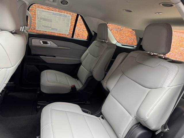 2025 Ford Explorer photo 25