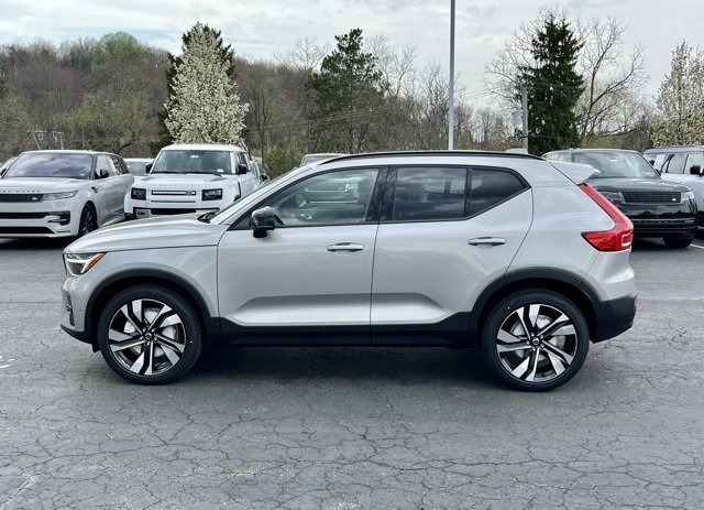 2025 Volvo XC40 photo 3