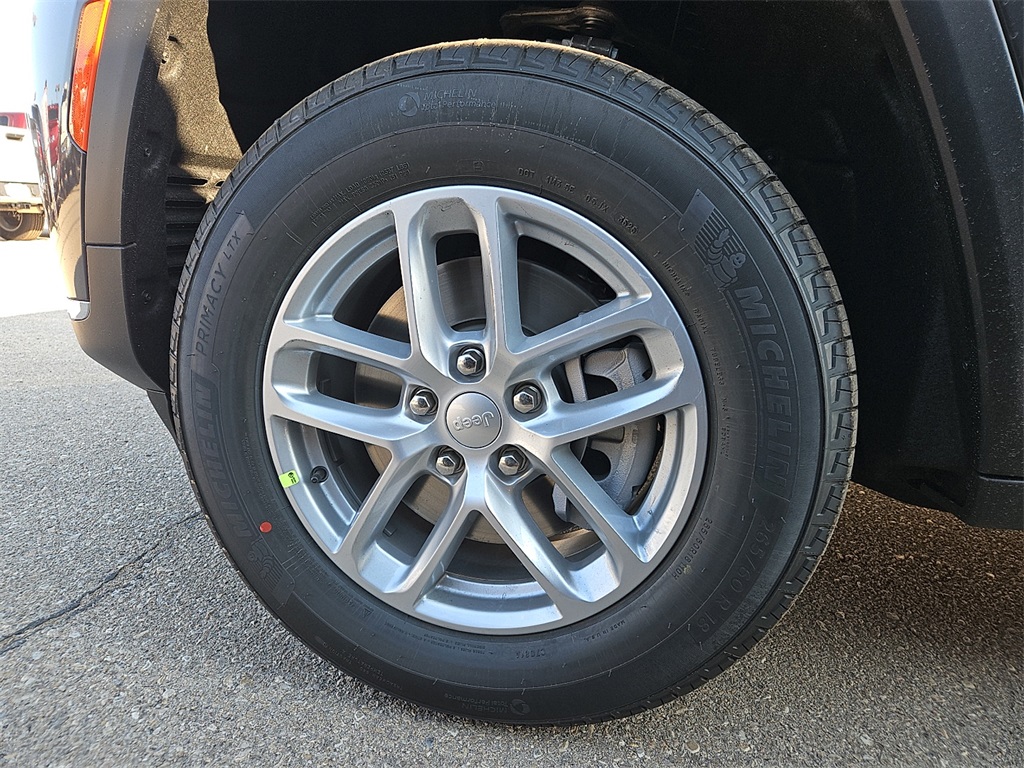 2025 Jeep Grand Cherokee Laredo photo 4