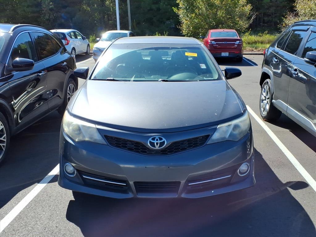 2014 Toyota Camry SE photo 2