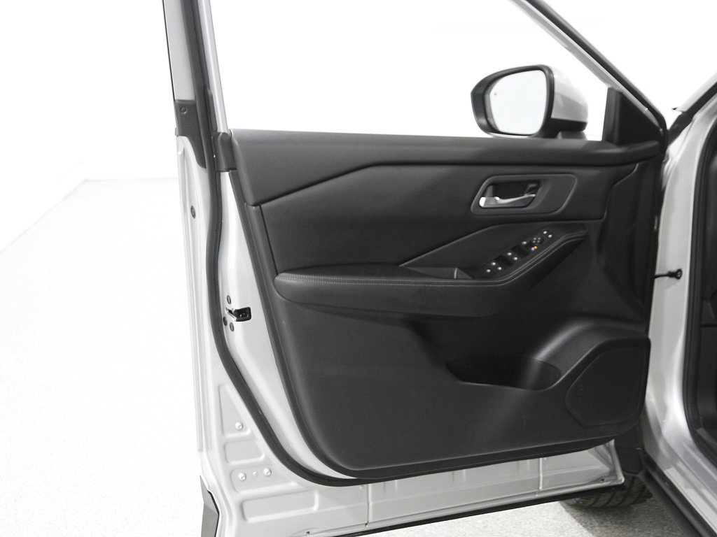 2024 Nissan Rogue SV photo 3