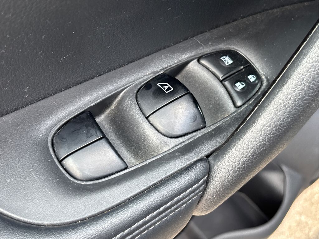 2017 Nissan Rogue SV photo 32