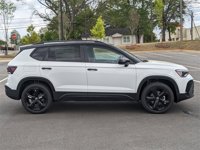 2025 Volkswagen Taos SE photo 2