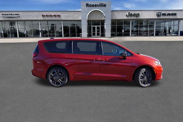 2026 Chrysler Pacifica photo 2
