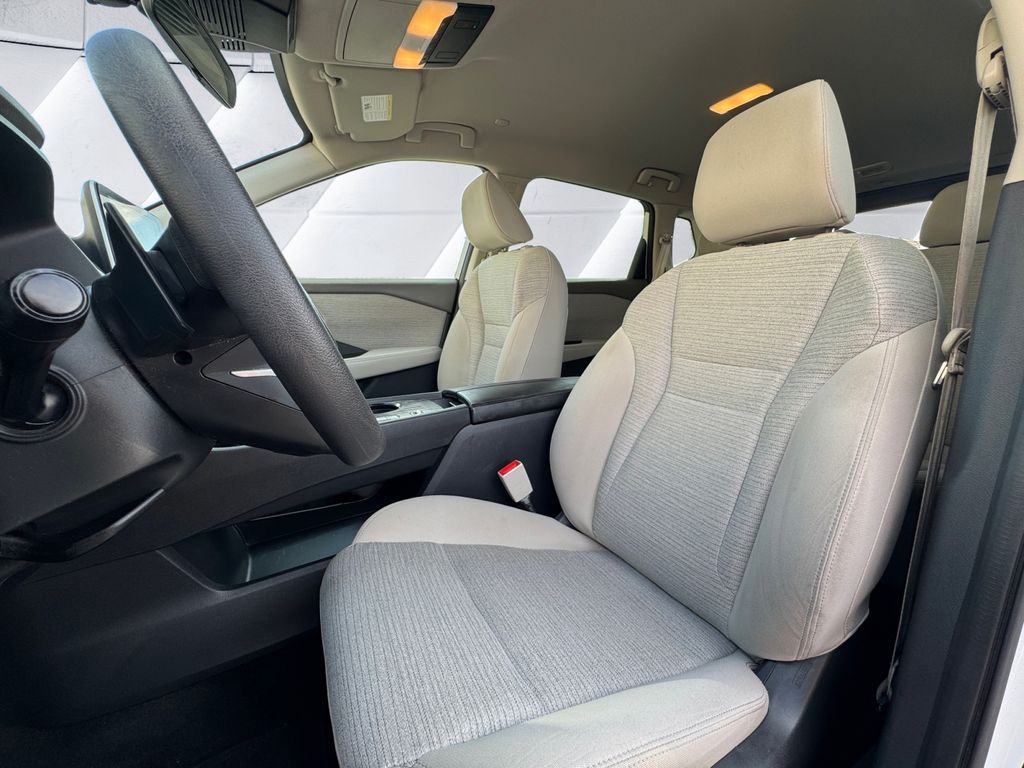 2022 Nissan Rogue SV photo 8
