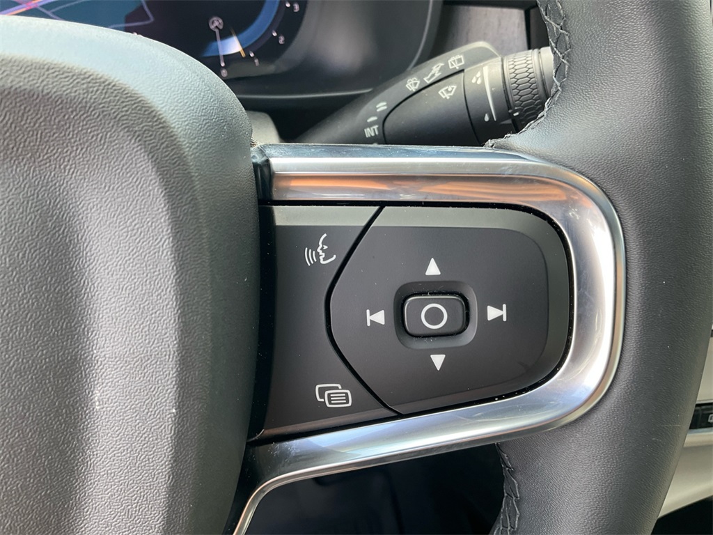 2024 Volvo XC40 Plus photo 27