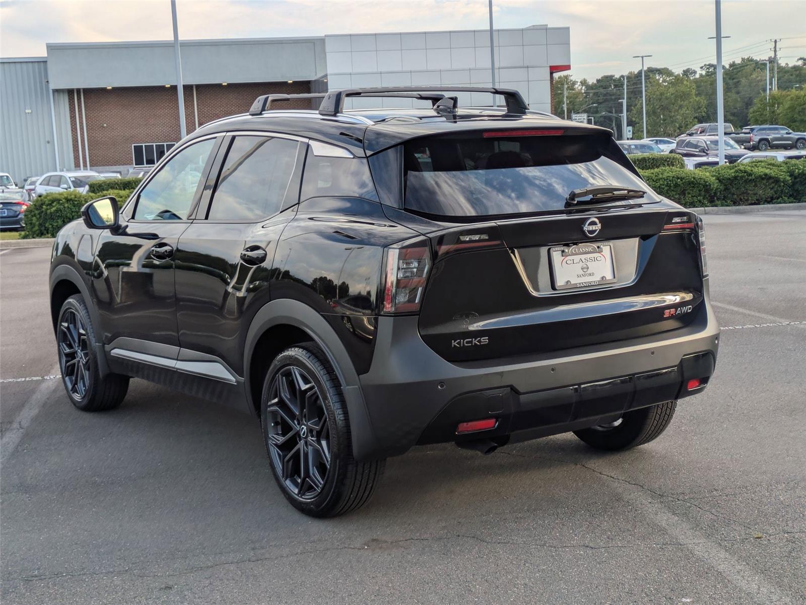 2026 Nissan Kicks SR photo 2