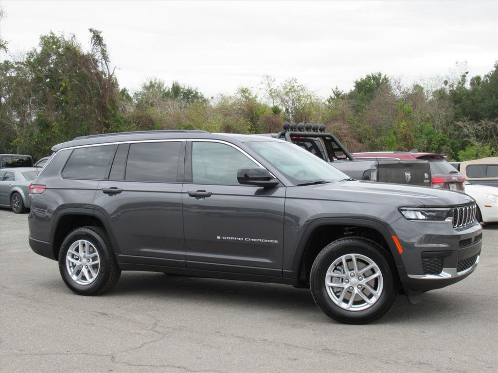 2025 Jeep Grand Cherokee Laredo photo 2