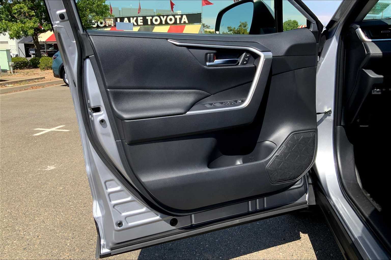 2025 Toyota RAV4 XLE Premium photo 9
