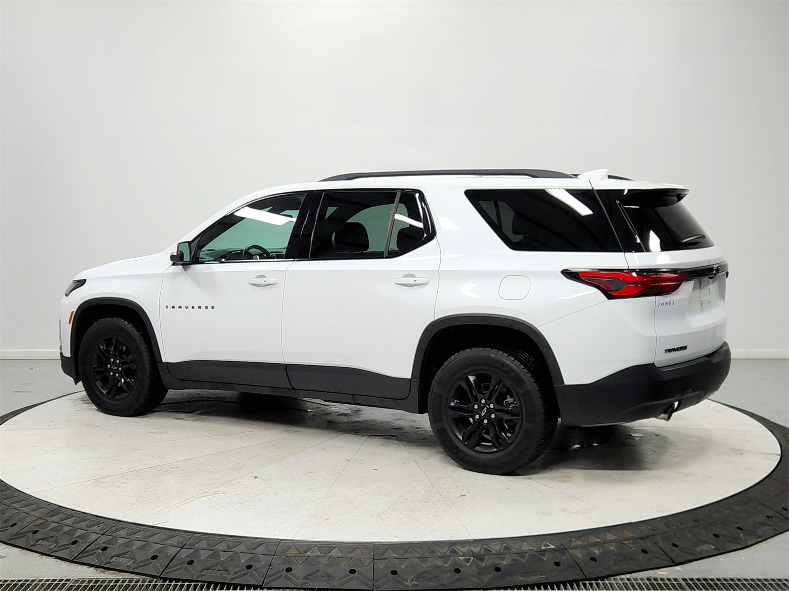 2022 Chevrolet Traverse Leather photo 2