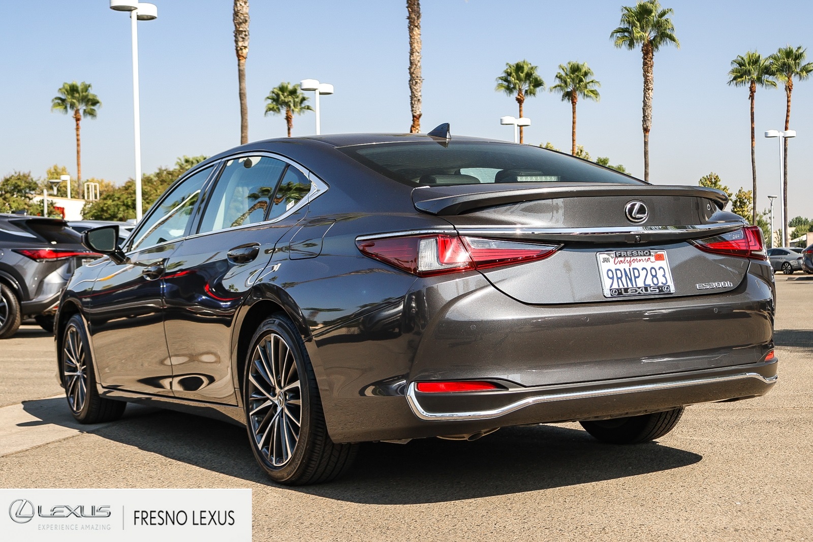 2025 Lexus ES 300h photo 4