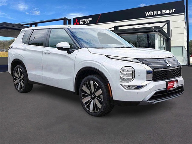 2025 Mitsubishi Outlander SE's photo