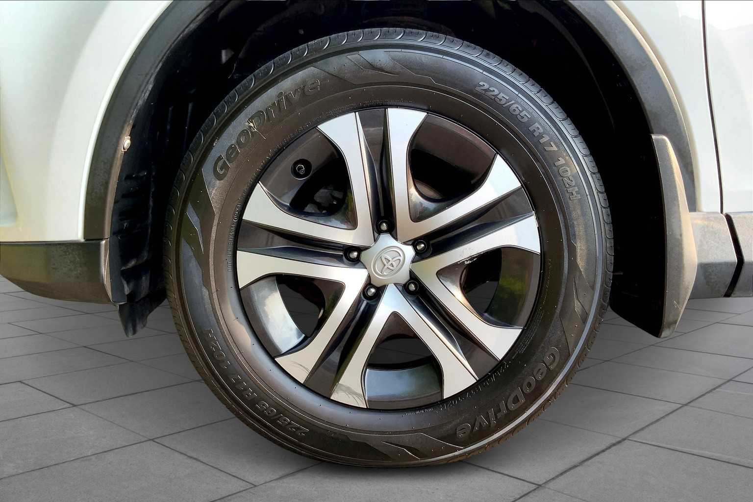Image 8 of Pre-Owned 2018 Toyota RAV4 LE