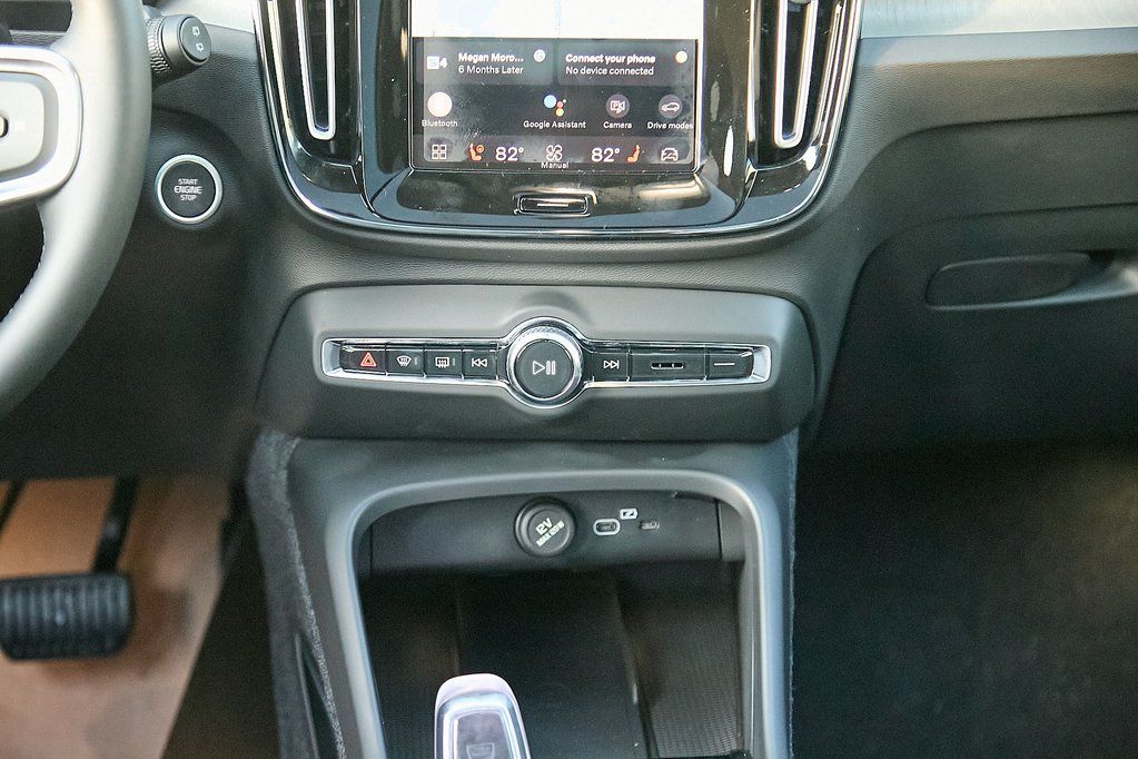 2026 VOLVO XC40 - Image 24