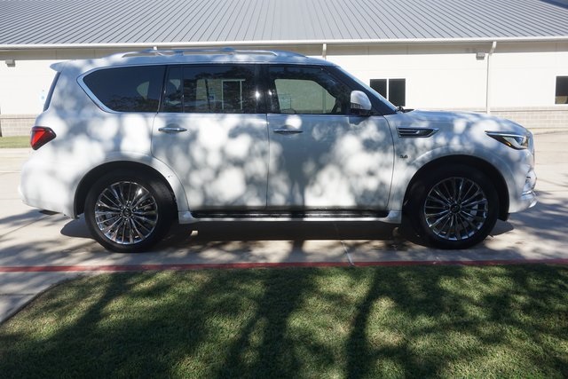 2019 Infiniti QX80 Luxe photo 3