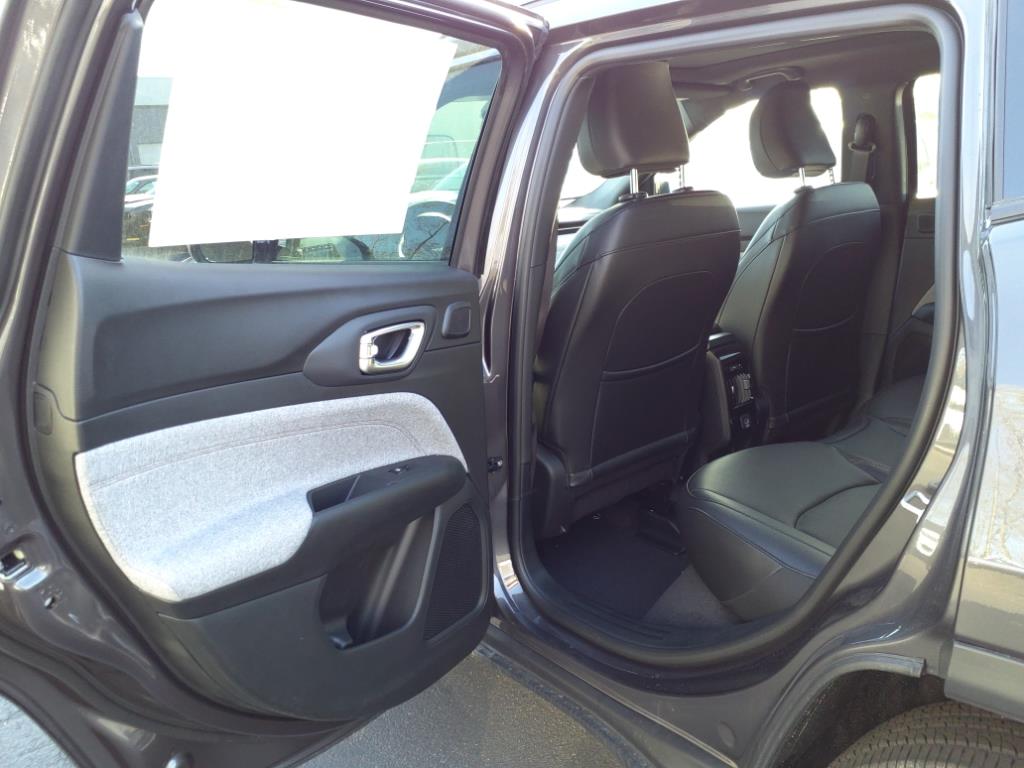2024 Jeep Compass Latitude Lux photo 13