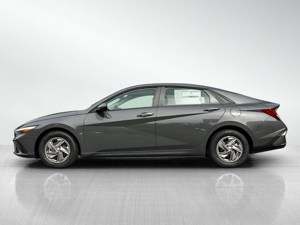 2025 Hyundai Elantra SE photo 3