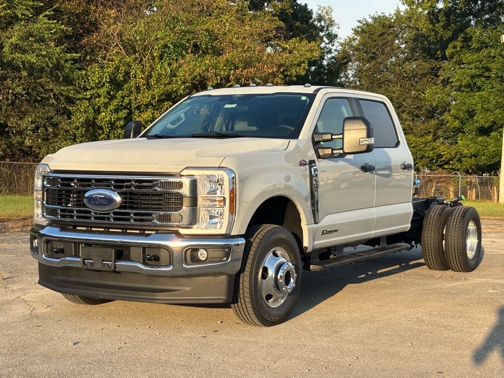 2026 Ford F-350 Super Duty Chassis Cab XL's photo