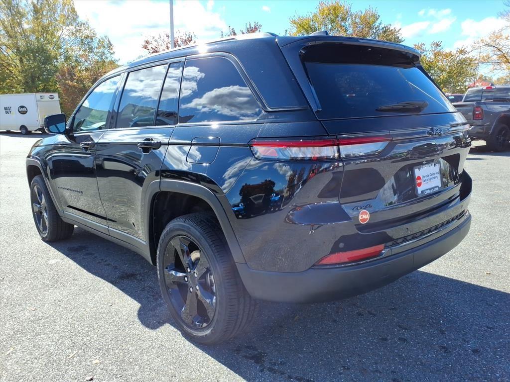 2025 Jeep Grand Cherokee Laredo photo 4