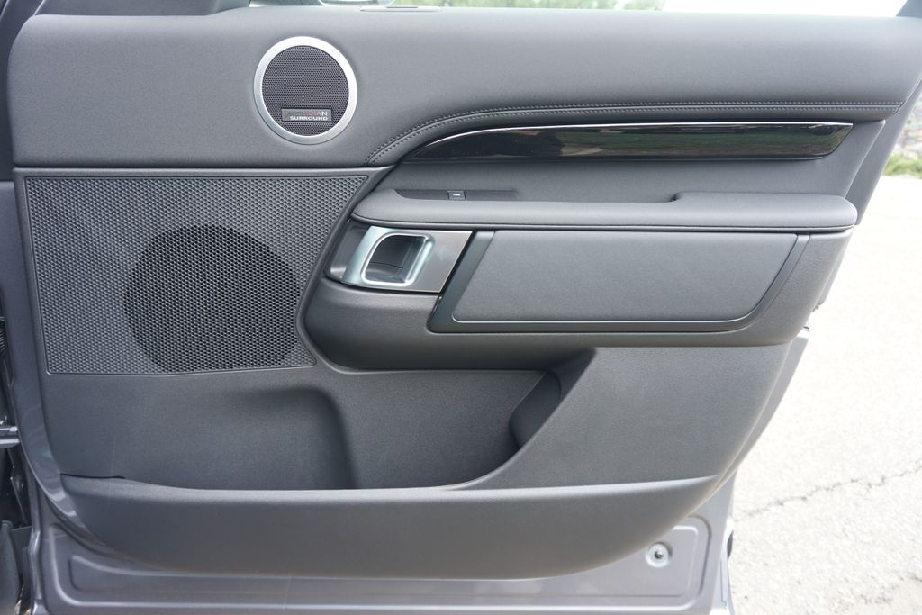2025 Land Rover Discovery S photo 21