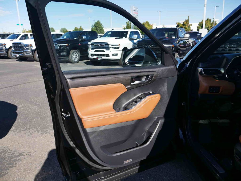 2023 Toyota Highlander LE photo 27