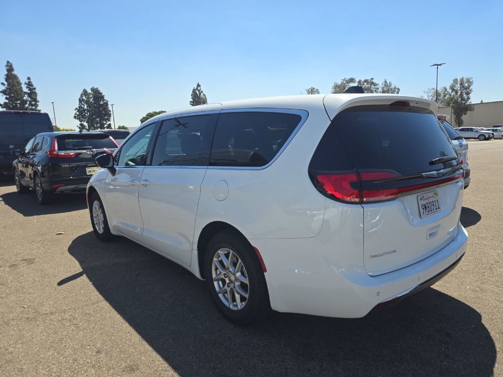 2024 Chrysler Pacifica Touring photo 4