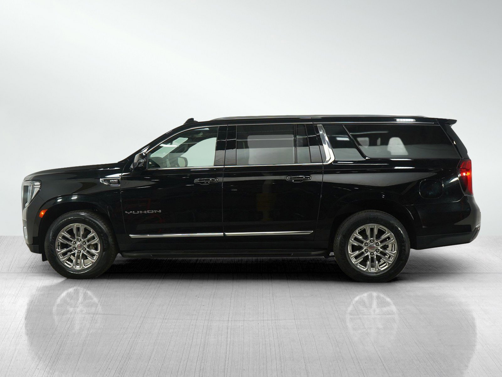 Used 2021 GMC Yukon XL SLT with VIN 1GKS2GKD2MR130895 for sale in Bloomington, Minnesota