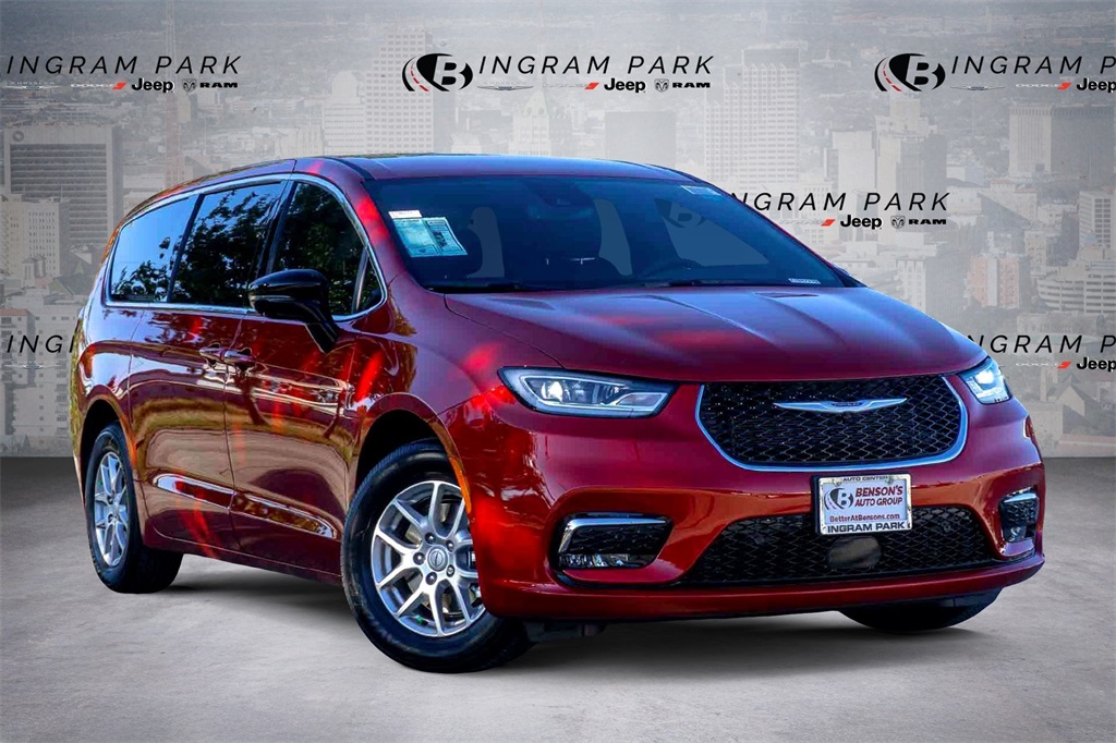 2026 Chrysler Pacifica Select's photo