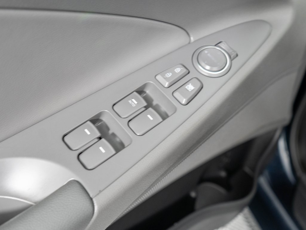 2012 Hyundai Sonata GLS photo 21