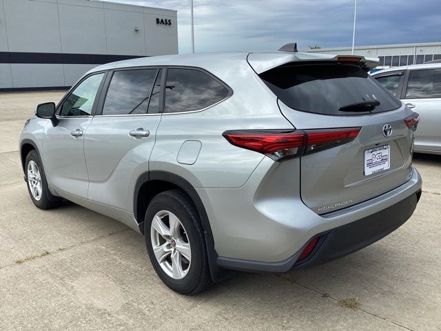 2023 Toyota Highlander Hybrid LE photo 17