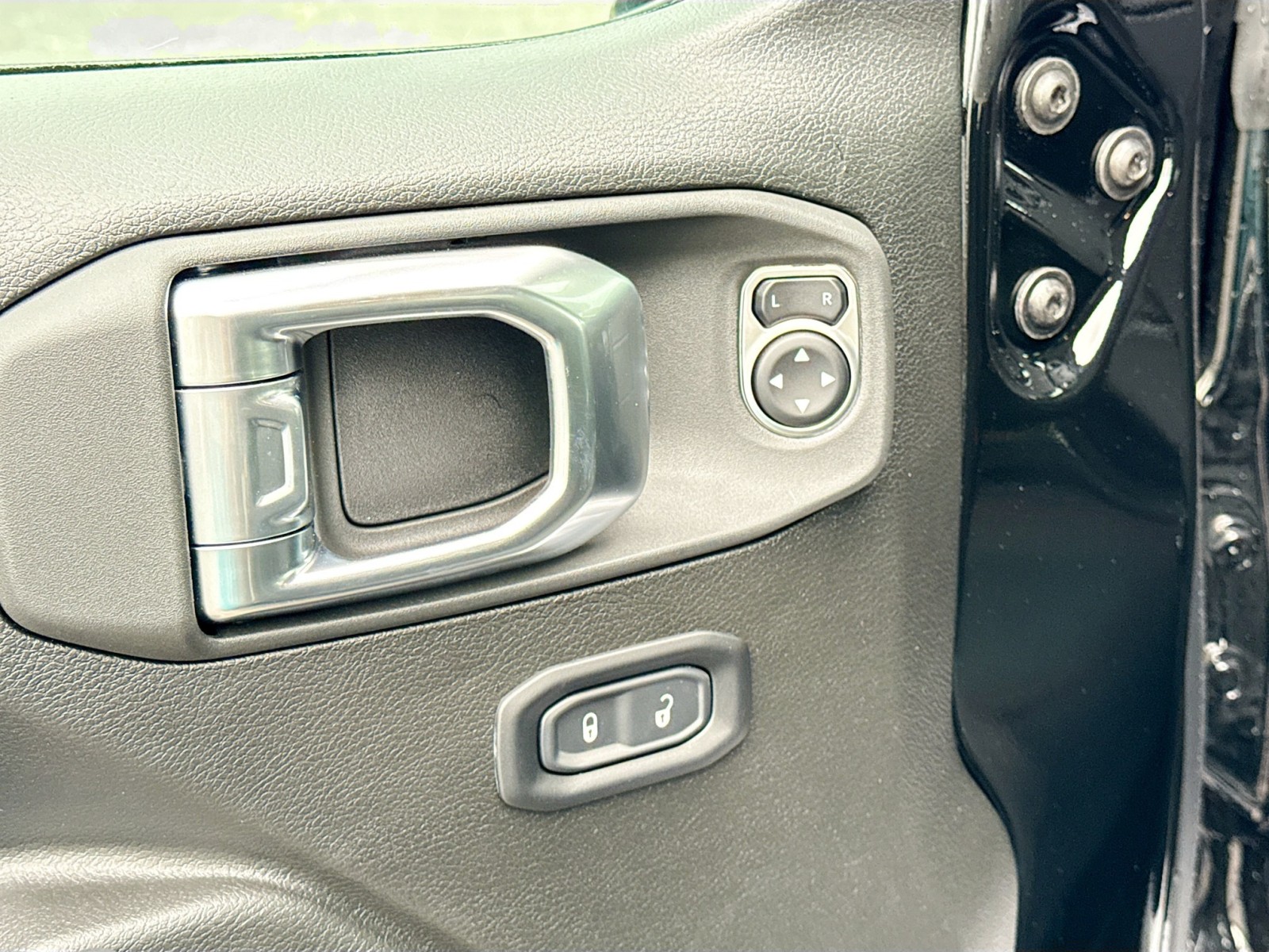 2025 Jeep Wrangler Rubicon photo 16