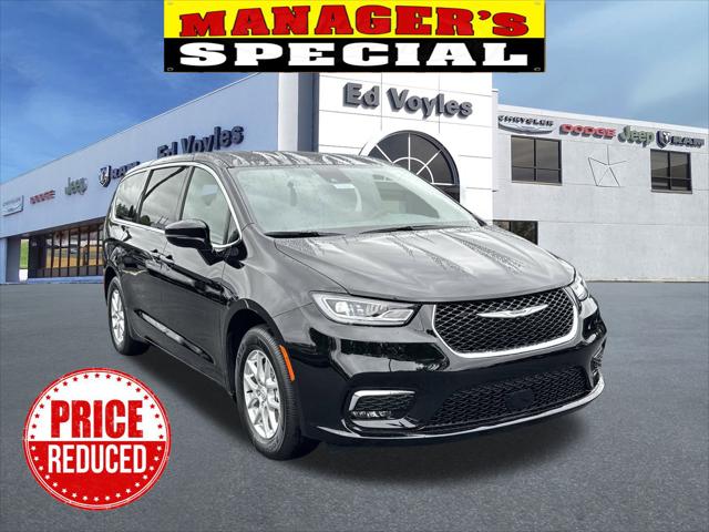 2026 Chrysler Pacifica Select's photo