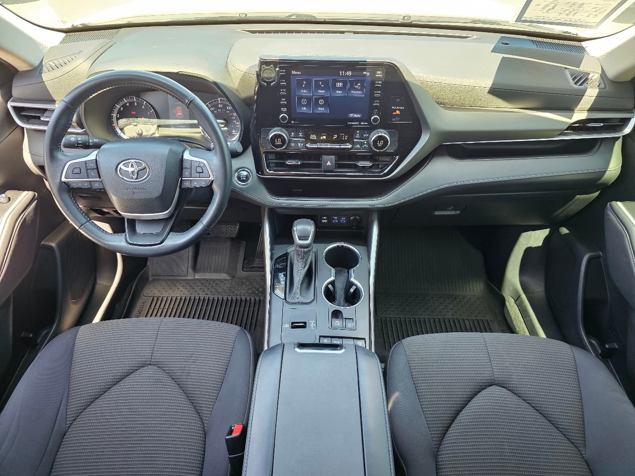2022 Toyota Highlander LE photo 4