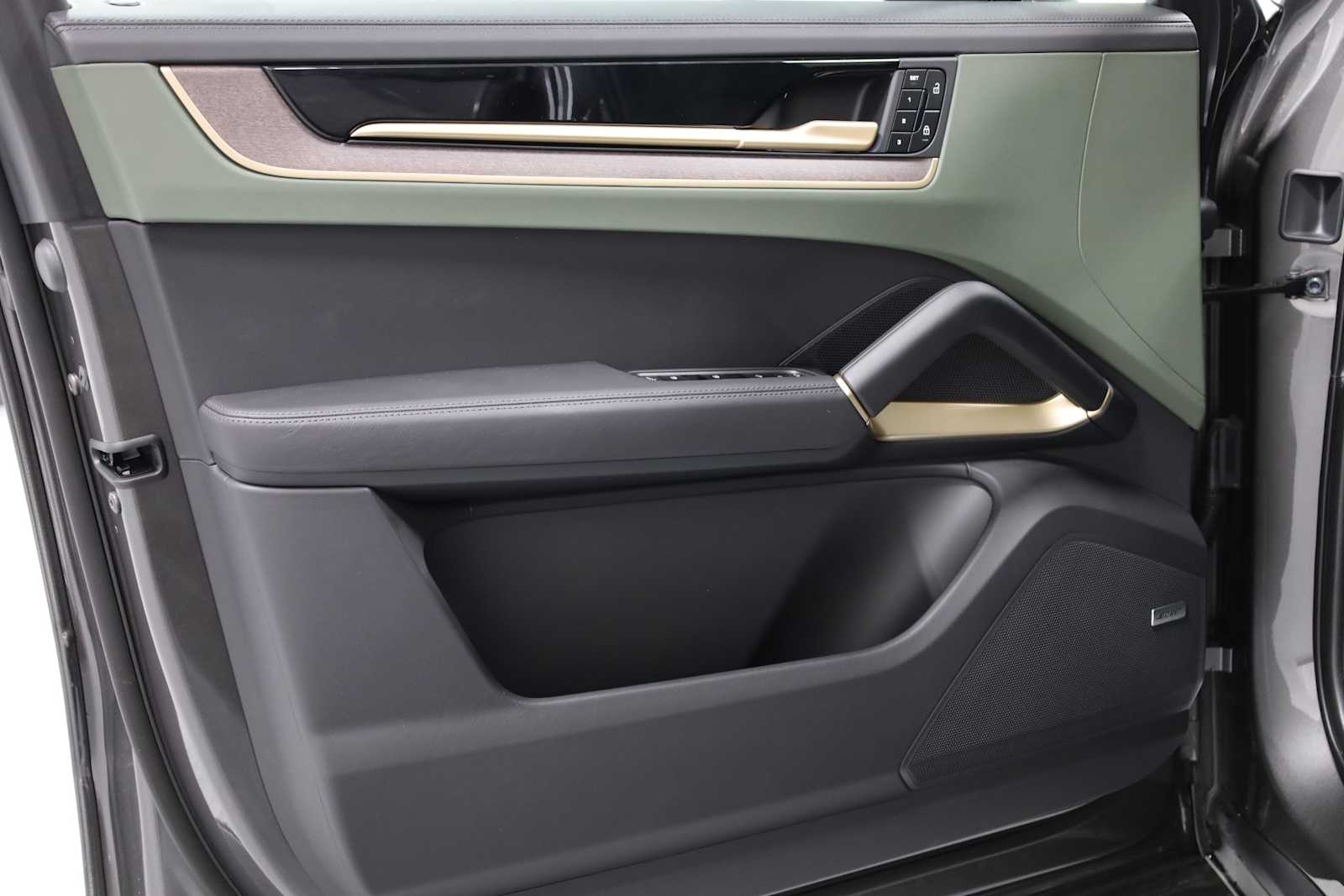 2024 Porsche Cayenne S E-Hybrid photo 8