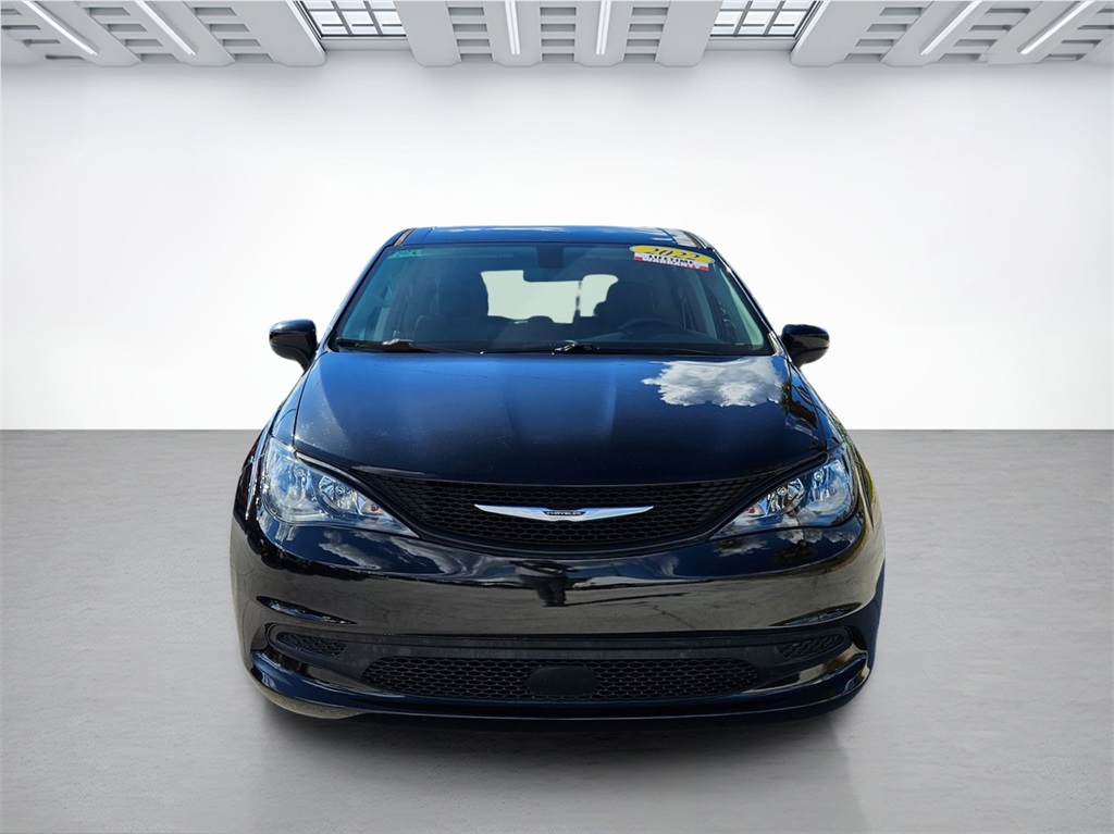 2022 Chrysler Voyager LX photo 3