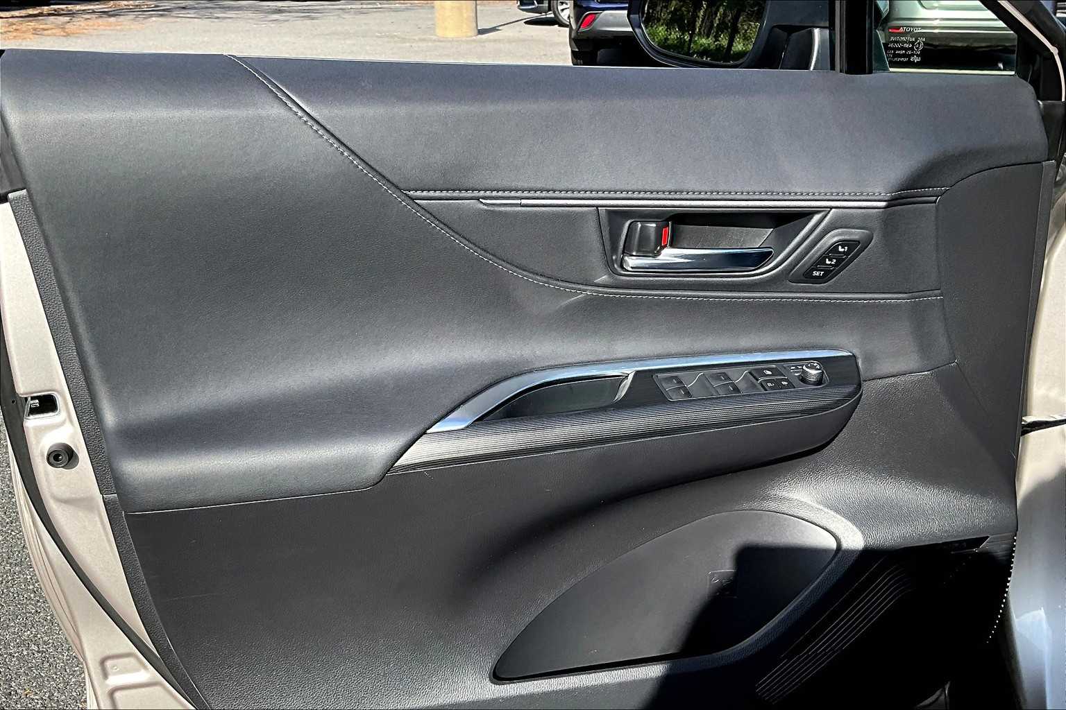 2023 Toyota Venza Limited photo 11