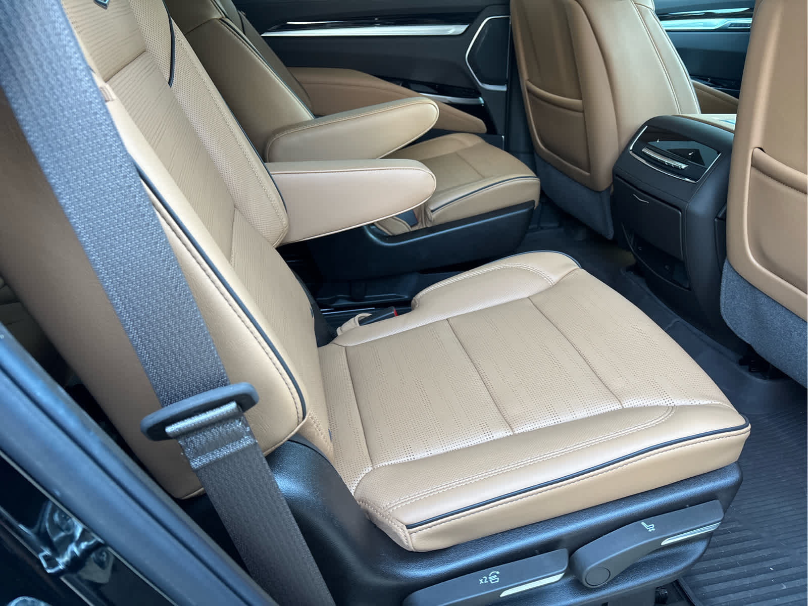 2025 Cadillac Escalade Premium Luxury photo 4