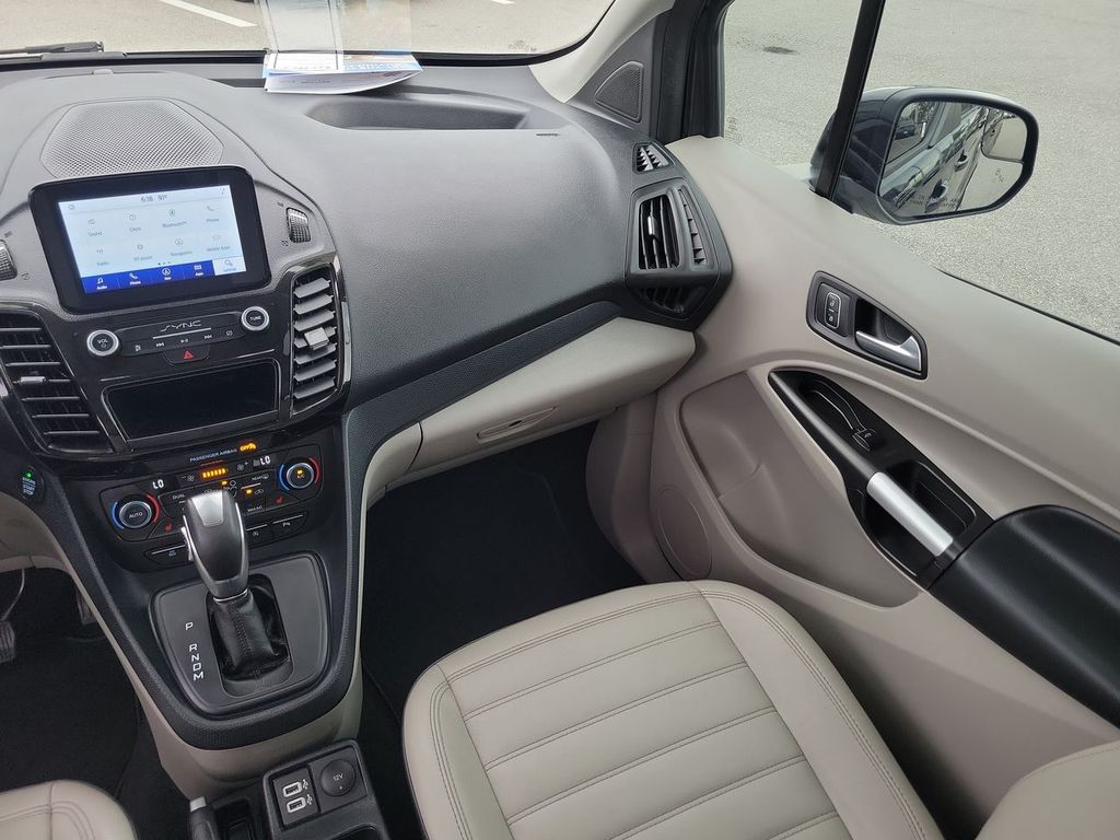 2022 Ford Transit Connect Titanium photo 23