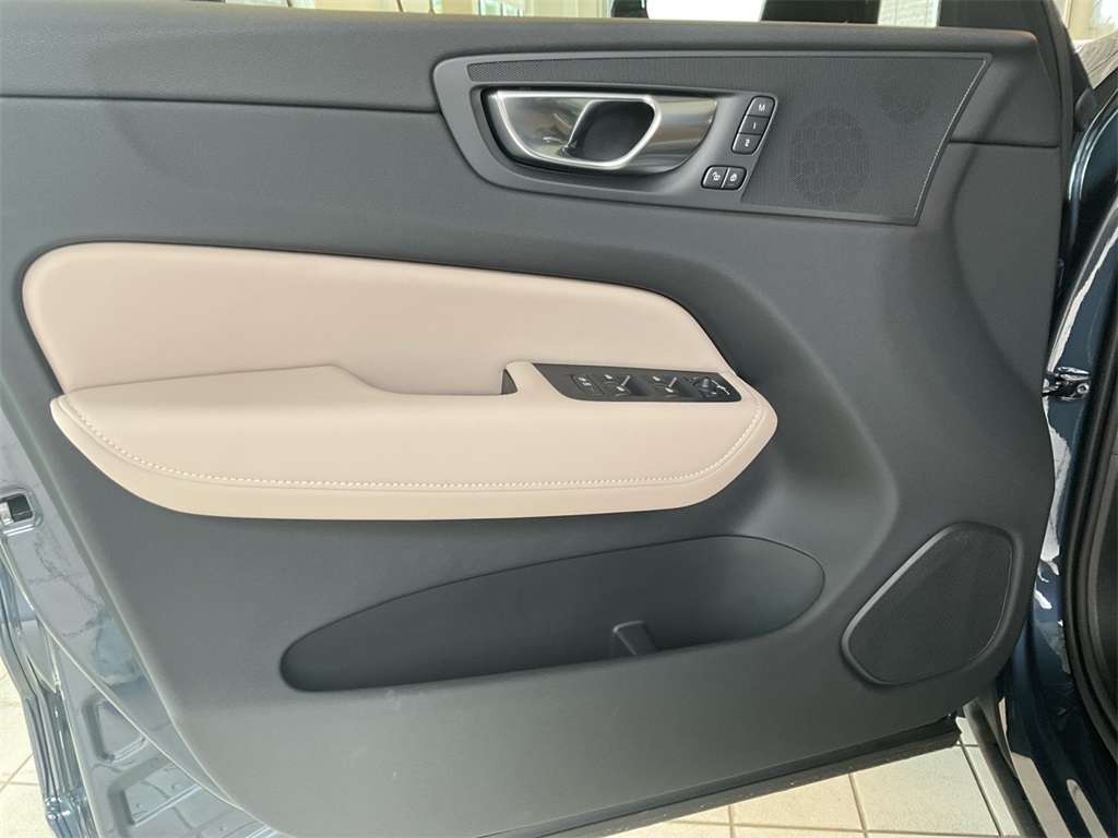 2026 Volvo XC60 B5 Plus photo 17