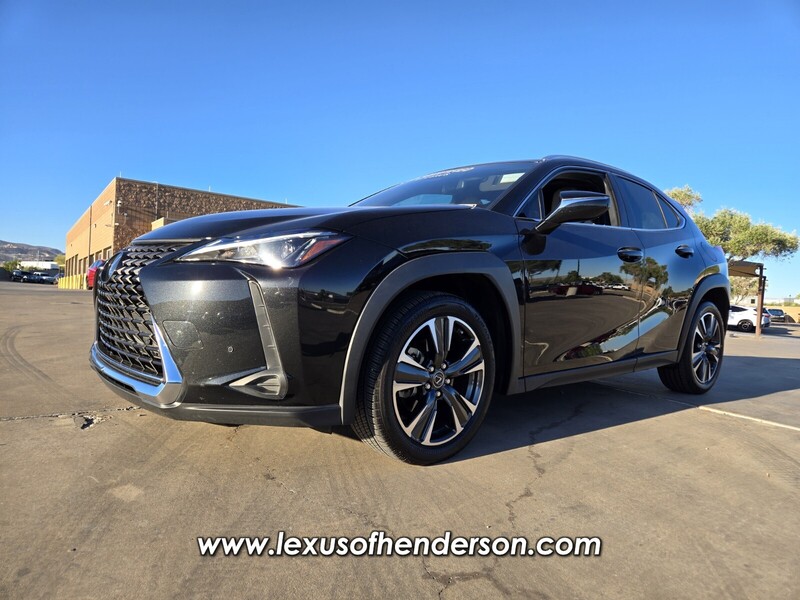 2022 Lexus UX 200 photo 2